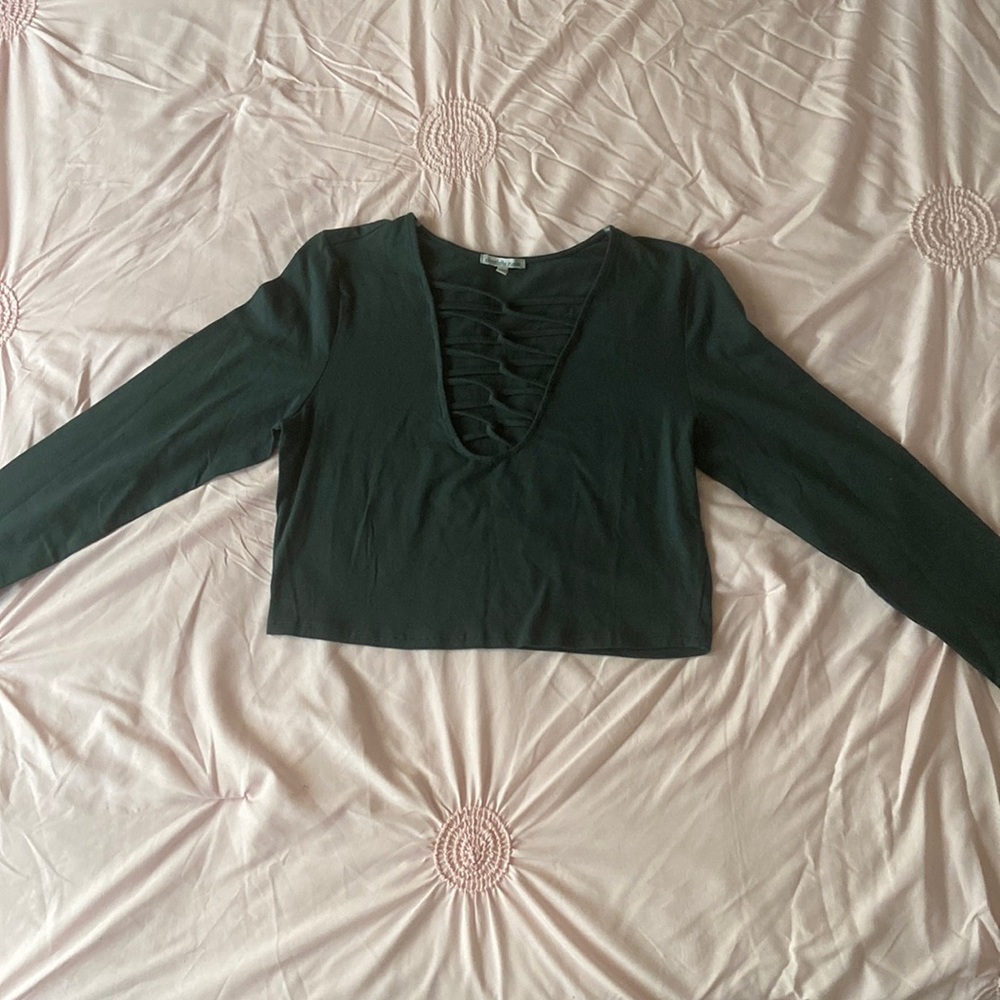 ✨Beautiful olive green low cut long sleeve crop top✨